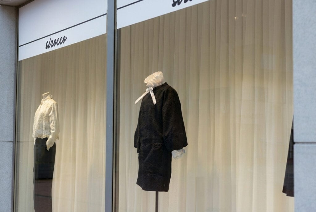 Etalage met kledingstukken in de Sirocco winkel in België.