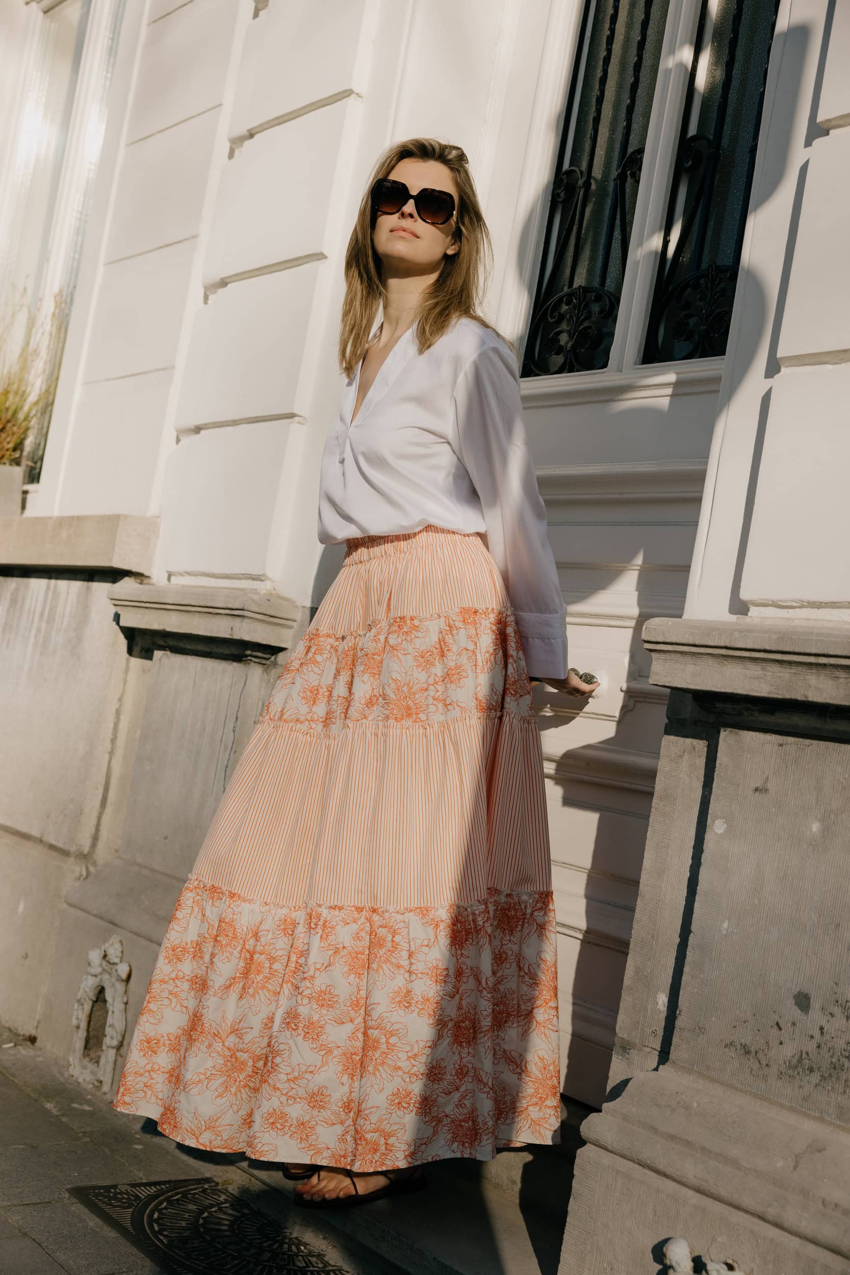 Modieuze lange rok met bloemenprint en lichte kleuren.