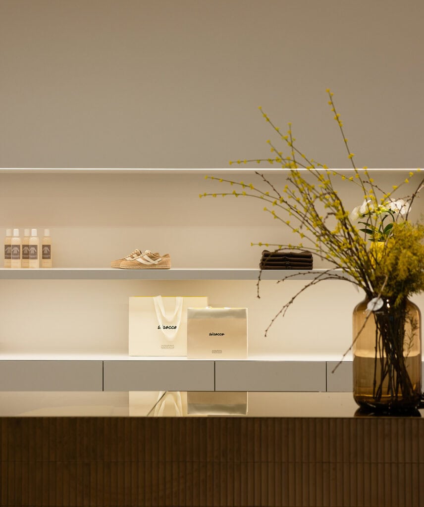 Winkelinterieur van Sirocco met bloemen, schoenen en verpakkingen.