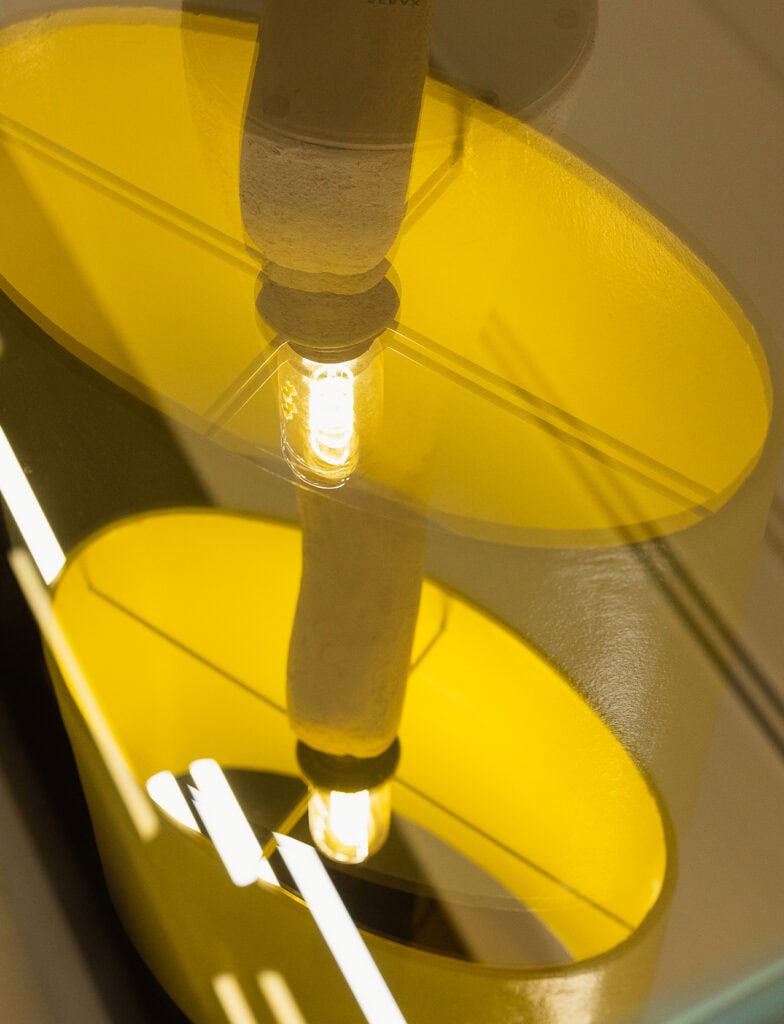 Moderne LED-verlichting met gele cirkels en spiegelreflexeffect.