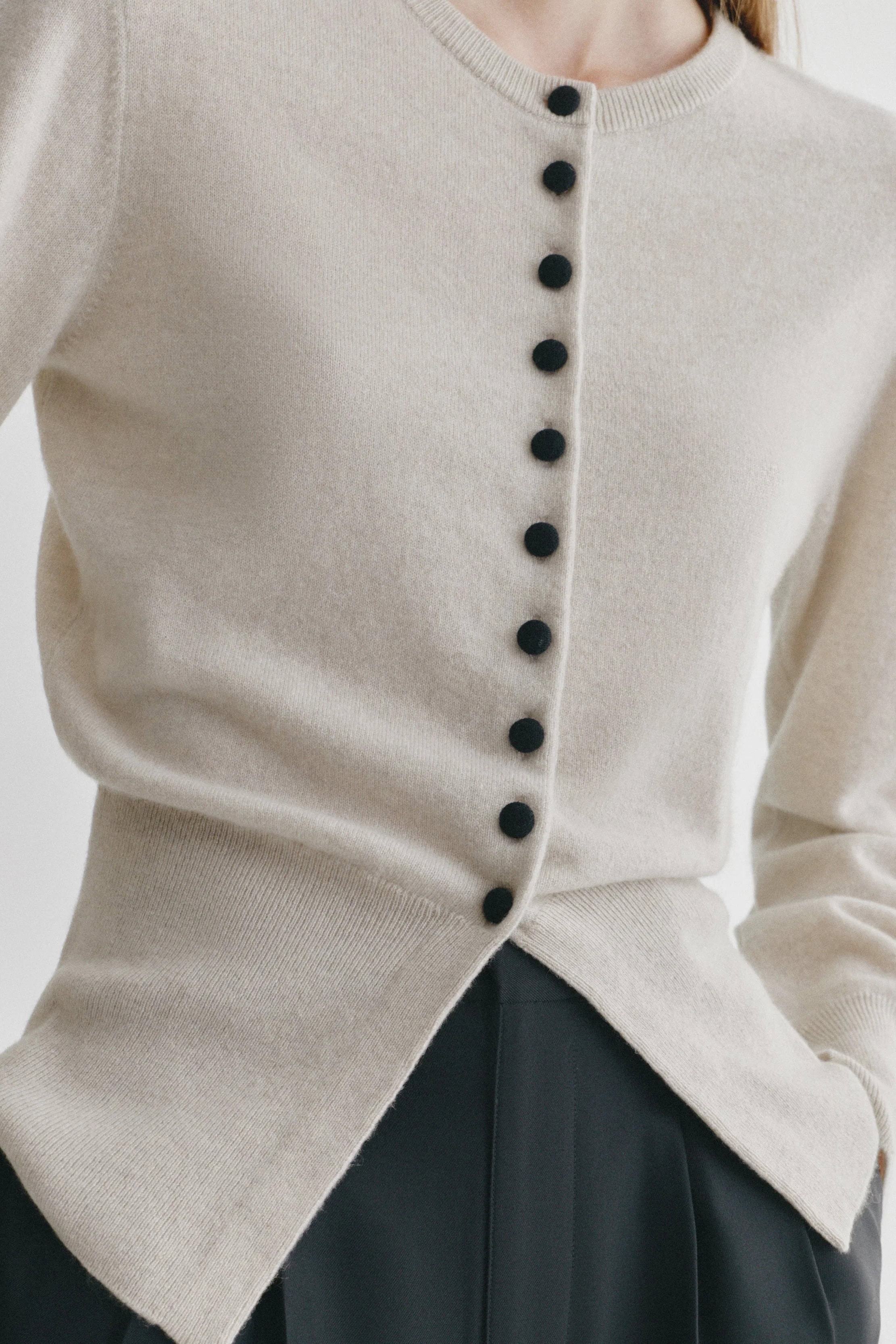 Elegant beige damesvest met zwarte knopen, casual en stijlvol voor elke gelegenheid.