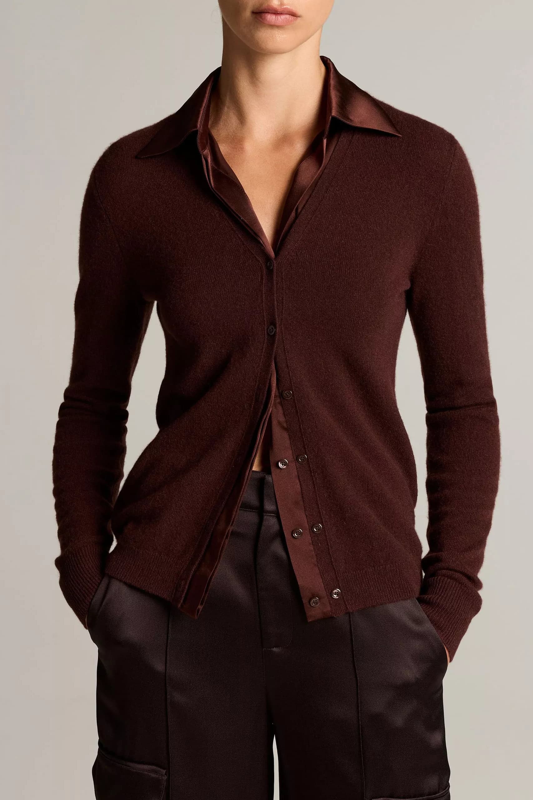 Elegante bruin damesvest van Sirocco met knopen en collared design.