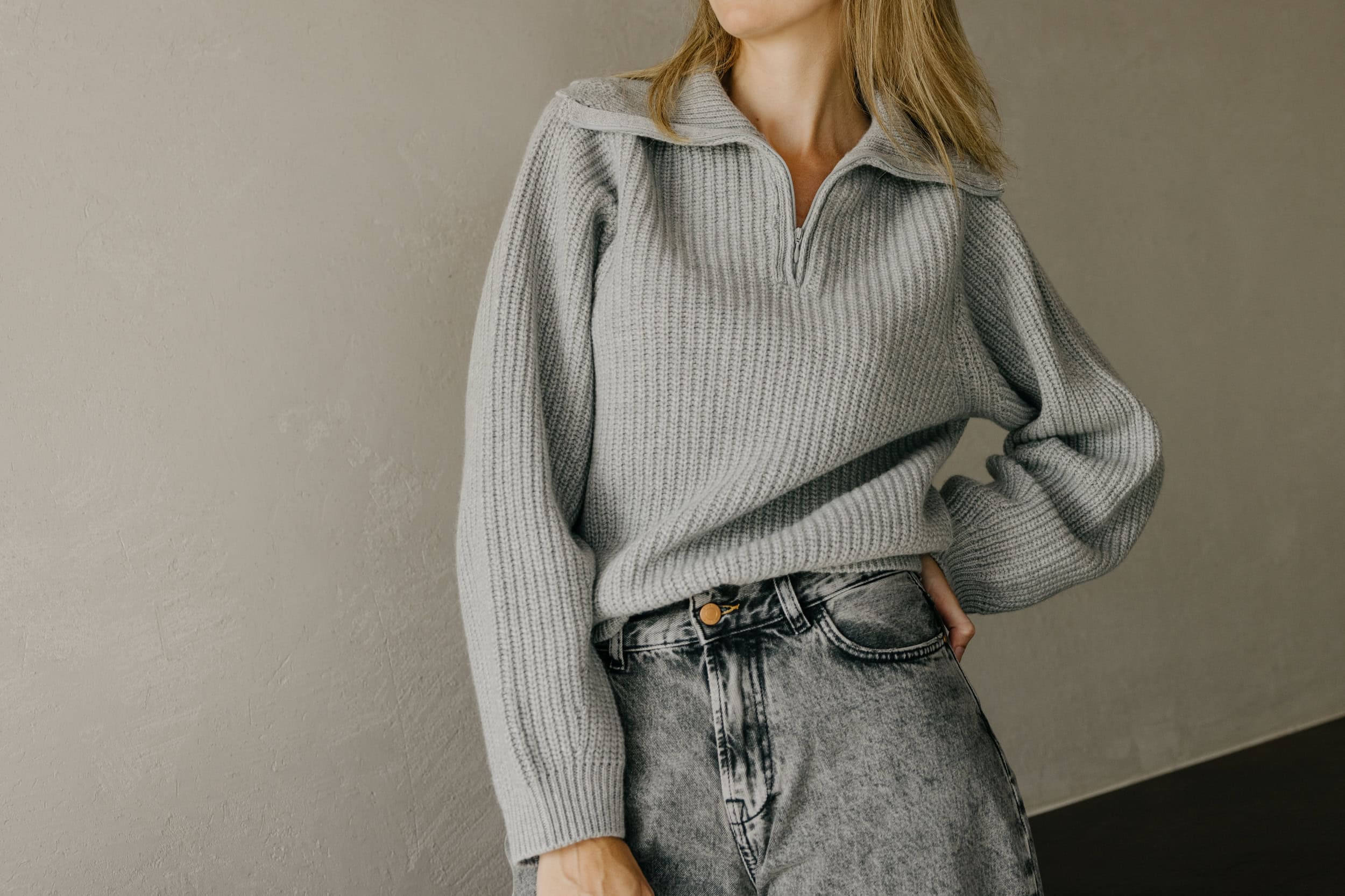 Lichtgrijze gebreide trui met rits en col, stijlvolle wintercollectie voor dames.