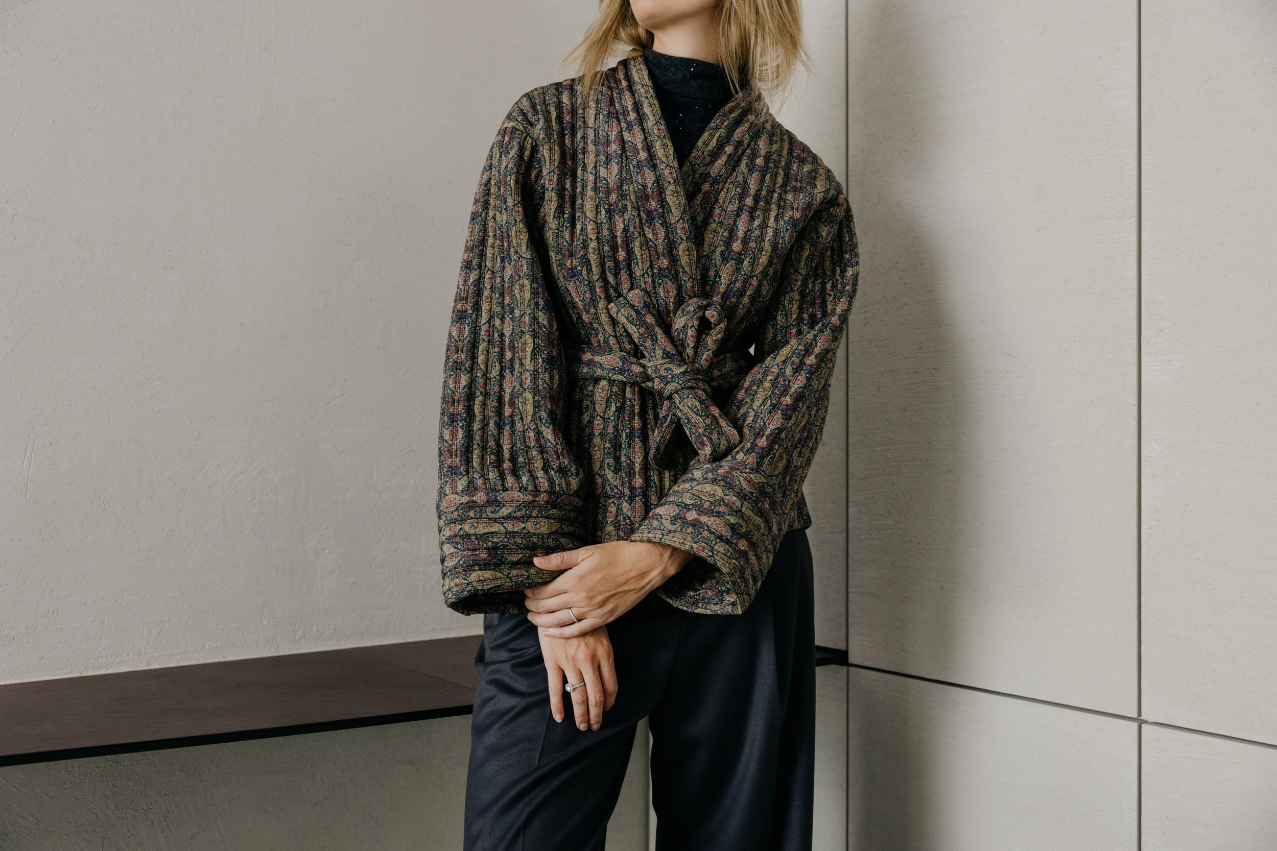 Modieuze damesjas met print in donkere tinten, perfect voor wintercollectie en tijdloze damesmode.